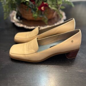 Vintage Etienne Aigner in EUC Size 7 Cream